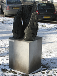 905767 Afbeelding het bronzen beeldhouwwerk 'The Lonely One' van Pearl Couzijn-Perlmuter (1915-2008) in winterse sfeer, ...